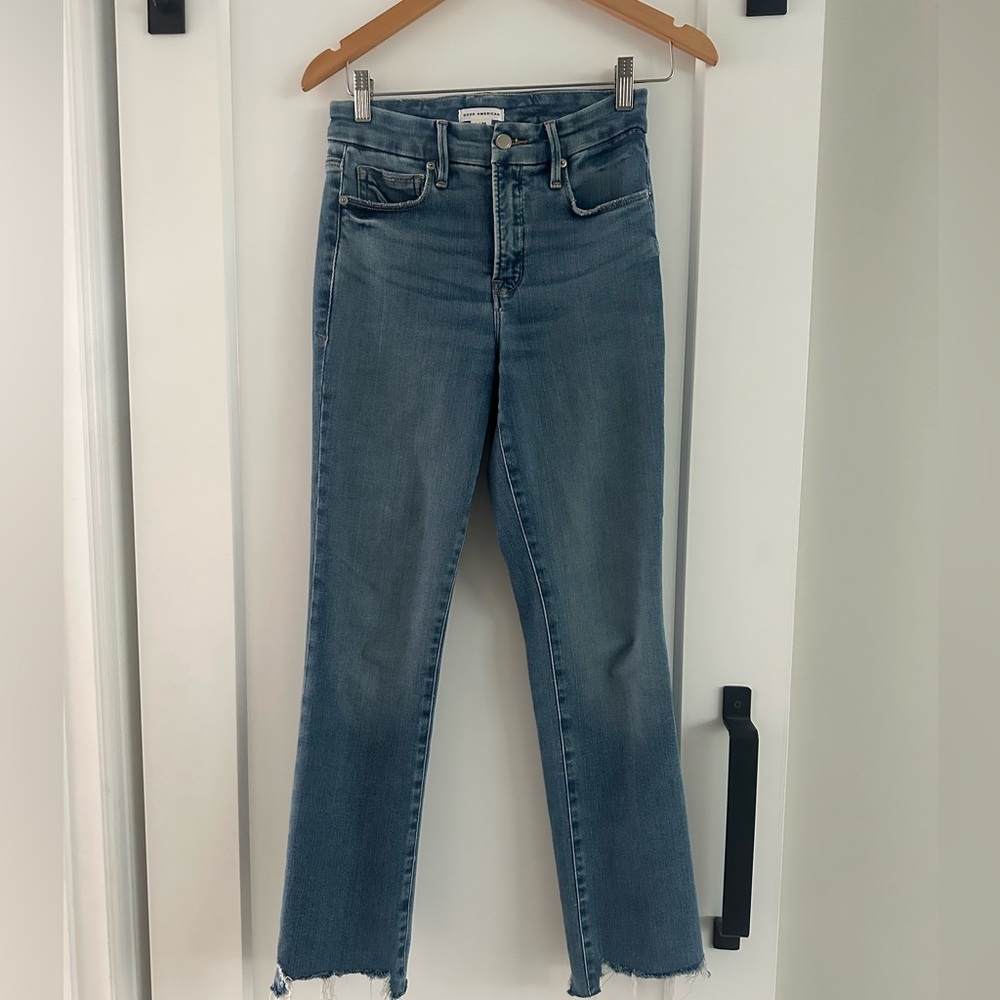 Good American Straight Leg Jeans in Blue